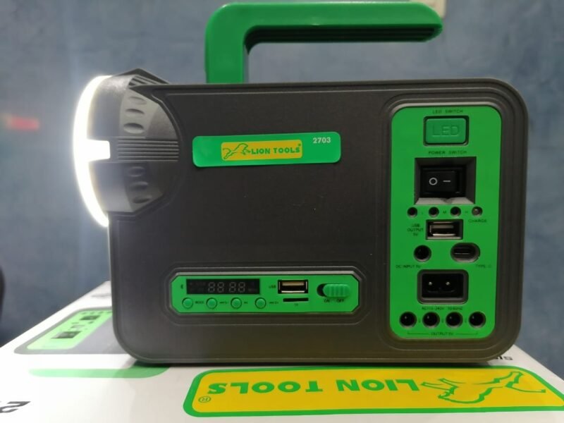 Kit Sistema de iluminación solar con radio y luz de emergencia 3 W Marca Lion Tools (2703)